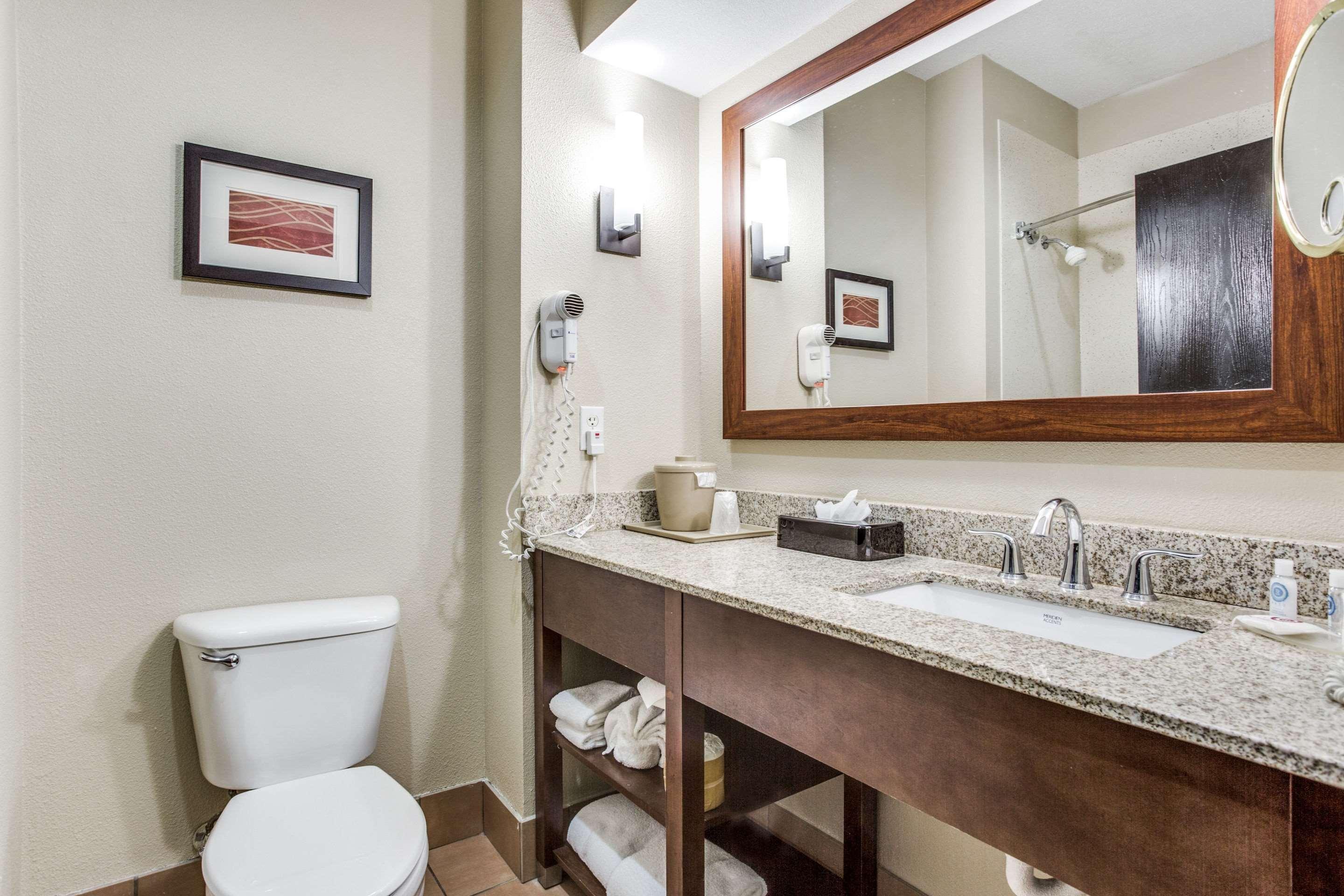 Comfort & Love Field-dallas Market Center Hotel